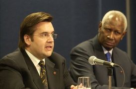 Kanadský ministr pro frankofonii Denis Coderre a šéf OIF Abou Diouf na jednání v Quebecu. 