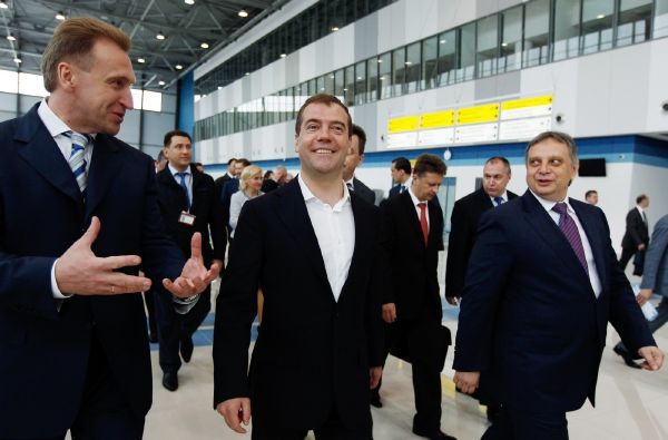 Medveděv si prohlíží nový letištní terminál ve Vladivostoku, odkud odletěl na Kurily.