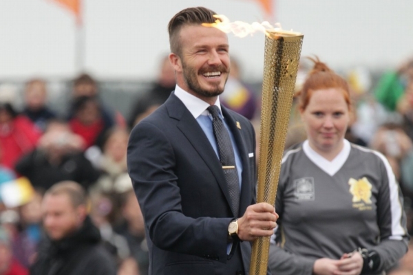 David Beckham nechyběl ani u příletu olympijského ohně na britskou půdu.