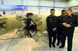 Íránský ministr obrany si prohlíží nové balistické rakety.