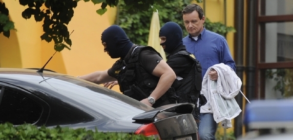 Policejní eskorta doprovází Davida Ratha na cestě do litoměřické věznice.
