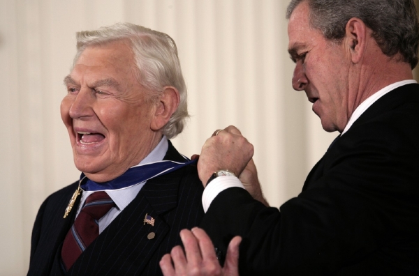 Andy Griffith dostává Medaili svobody od amerického prezidenta George Bushe.
