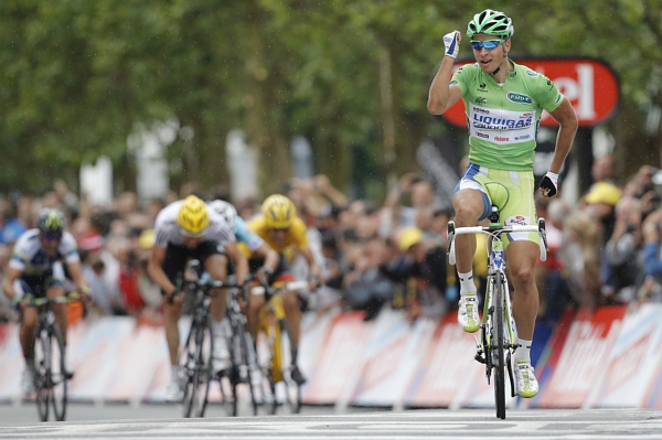 Peter Sagan (vpravo) slaví druhé vítězství v letošním ročníku Tour de France.