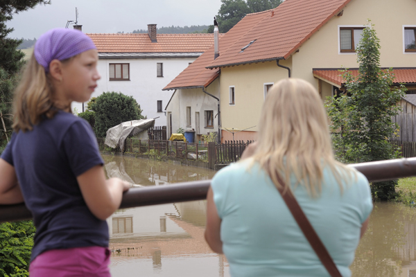 Obyvatele Klatovska sužují lokální záplavy. Na snímku ze rozlitá řeka ve Švihově.