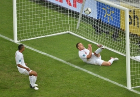 John Terry vykopává míč z anglické branky.
