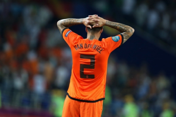 Zklamaný nizozemský fotbalista Gregory van der Wiel po vyřazení na šampionátu.