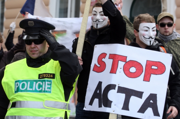 Proti smlouvě ACTA protestovali lidé po celém světě.
