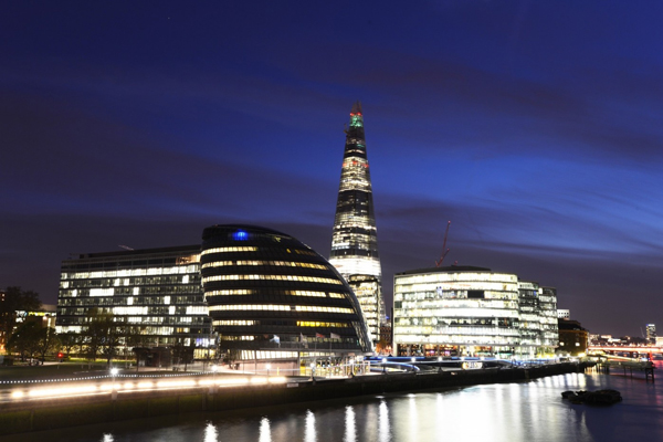 Shard stojí v netypické lokalitě. Většina londýnských výškových budov je buď přes řeku v City, nebo v novém finančním středisku Canary Wharf.