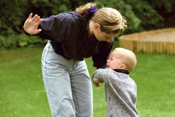 Patří facka do výchovy dětí? A může ublížit? Odborníci se nemohou shodnout.