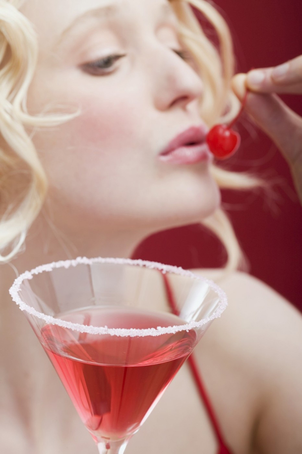 COSMOPOLITAN. Ingredience: 45 ml vodky, 30 ml cointreau, 30 ml brusinkového džusu, 15 ml čerstvé limetkové šťávy. Jak na to: vše důkladně protřepeme v šejkru s drceným ledem a přecedíme do předem vychlazené koktejlky (sklenka na martini) o objemu 145 ml. (Foto: profimedia.cz) COSMOPOLITAN. Ingredience: 45 ml vodky, 30 ml cointreau, 30 ml brusinkového džusu, 15 ml čerstvé limetkové šťávy. Jak na to: vše důkladně protřepeme v šejkru s drceným ledem a přecedíme do předem vychlazené koktejlky (sklenka na martini) o objemu 145 ml. (Foto: profimedia.cz)