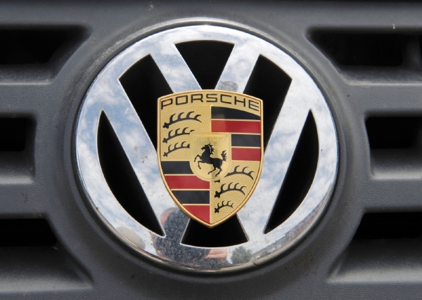 Německá automobilka Volkswagen získá plnou kontrolu nad výrobcem Porsche. Německá automobilka Volkswagen získá plnou kontrolu nad výrobcem Porsche.