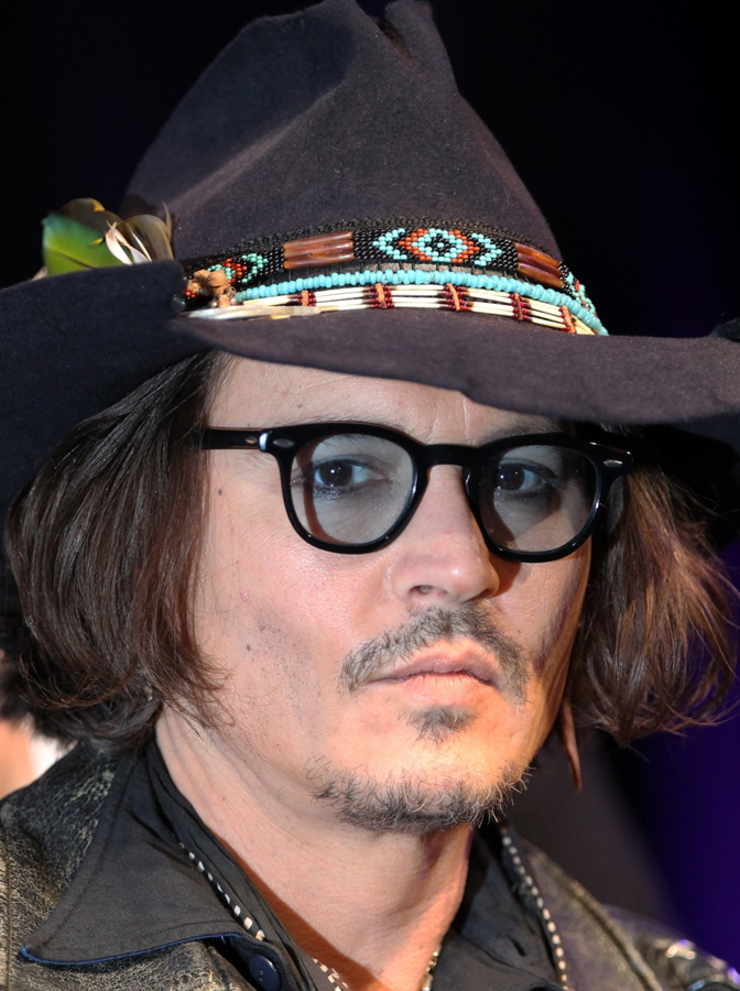 Johnny Depp byl nezapomenutelný ve své roli Střihorukého Edwarda či piráta z Karibiku Jacka Sparrowa. Má na kontě 30 milionů dolarů (600 milionů korun). Johnny Depp byl nezapomenutelný ve své roli Střihorukého Edwarda či piráta z Karibiku Jacka Sparrowa. Má na kontě 30 milionů dolarů (600 milionů korun).