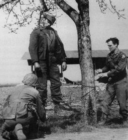 Dezerci a neochotu postavit se nepříteli trestali vojáci SS na samém konci 2. světové války okamžitou popravou.