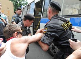 Policie zatýká účastníky Second Open Court Festival na podporu Pussy Riot. 