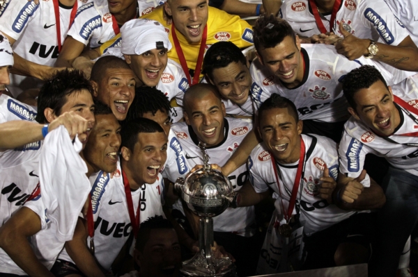 Fotbalisté Corinthians s vítěznou trofejí.