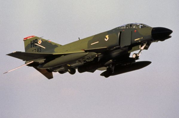 Sestřelený F-4. Na snímku ve výzboji USA.