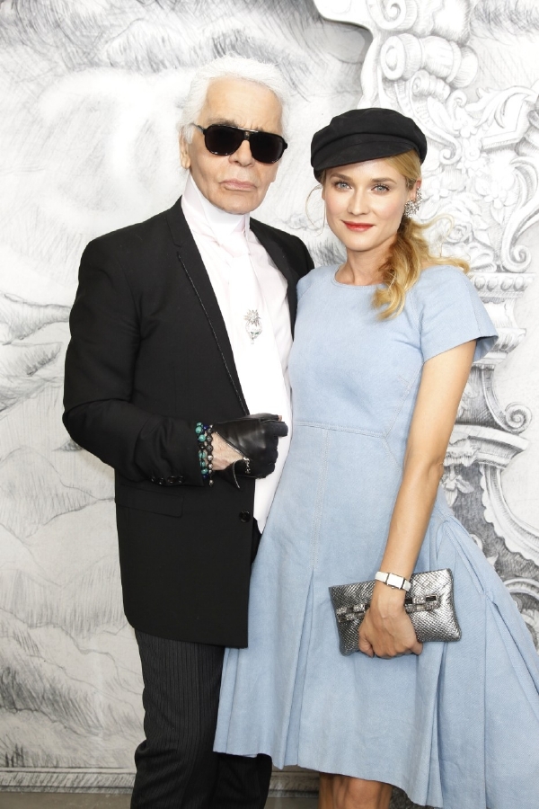 Karl Lagerfeld se nevzdal své oblíbené černobílé kombinace.
