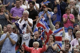 Fanoušci podporující Andyho Murrayho ve Wimbledonu.
