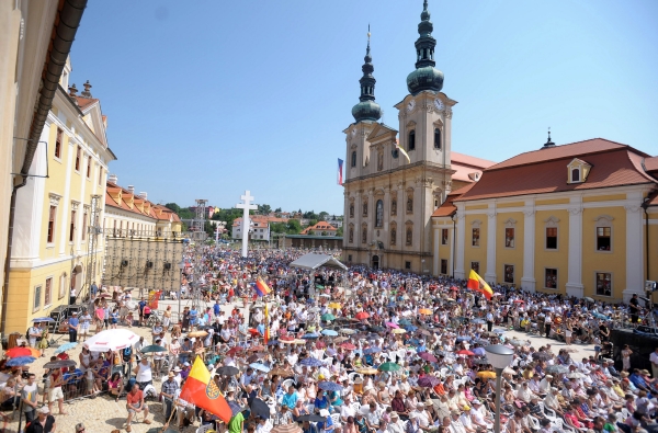 Národní poutí a slavnostní bohoslužbou vyvrcholily 5. července na Velehradě na Uherskohradišťsku letošní Dny lidí dobré vůle, které jsou největší akcí konanou v České republice u příležitosti svátku slovanských věrozvěstů Cyrila a Metoděje. Národní poutí a slavnostní bohoslužbou vyvrcholily 5. července na Velehradě na Uherskohradišťsku letošní Dny lidí dobré vůle, které jsou největší akcí konanou v České republice u příležitosti svátku slovanských věrozvěstů Cyrila a Metoděje.