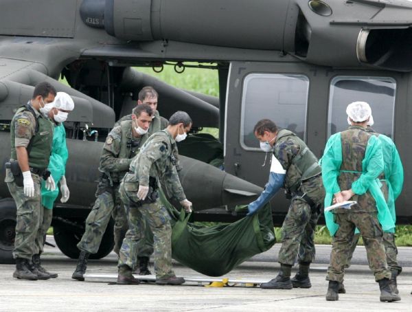 Brazilské vojenské letectvo přiváží na pevninu těla mrtvých pasažérů, jež vyplula na hladinu moře.  