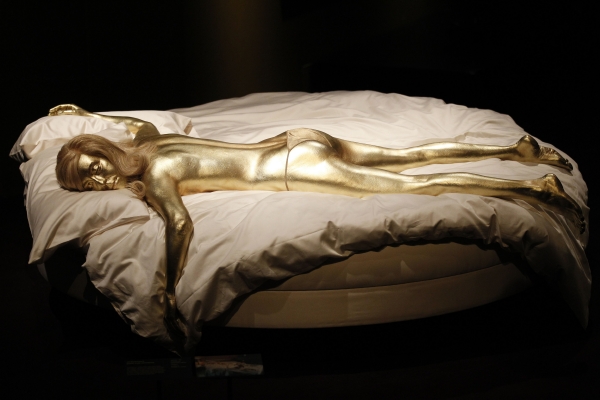 Zlatem potřené ženské tělo se objevilo ve filmu Goldfinger.