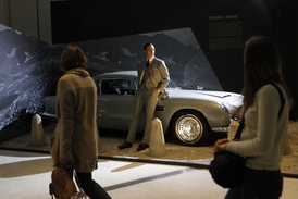 Nejznámější Bondovo auto Aston Martin DB5. 