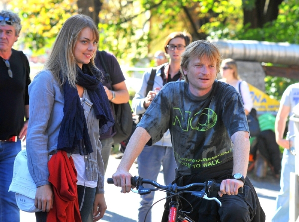 Eva Leimbergerová a Matěj Hádek na snímku z natáčení filmu Poslíček.