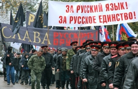 Členové pravoslavné církve moskevského patriarchátu demonstrují na Krymu za ruský jazyk, slávu ruských zbraní a návrat do lůna Moskvy.