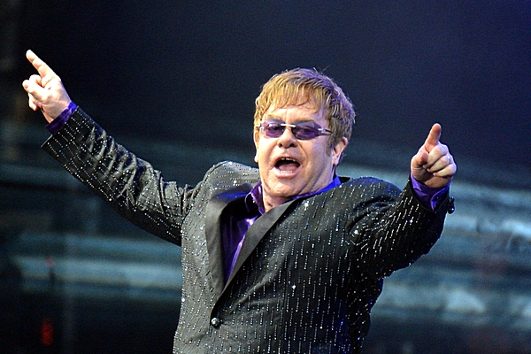 Elton John dal podle Poláků komunistům co proto. Elton John dal podle Poláků komunistům co proto.