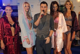 Leoš Mareš s modelkami.