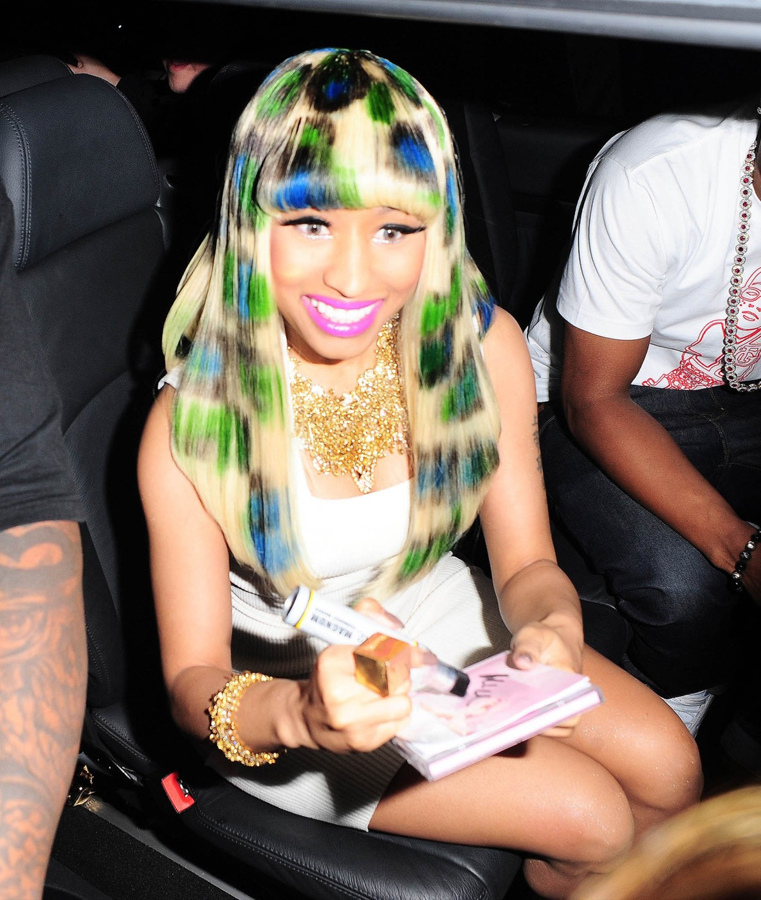 Jaká je původní barva vlasů americké rapperky Nicki Minaj, si zřejmě nikdo netroufne ani odhadnout. Také ona se ráda vyžívá v šílených vlasových kreacích. Jaká je původní barva vlasů americké rapperky Nicki Minaj, si zřejmě nikdo netroufne ani odhadnout. Také ona se ráda vyžívá v šílených vlasových kreacích.