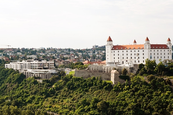 Slovenský parlament a hrad (ilustrační foto).
