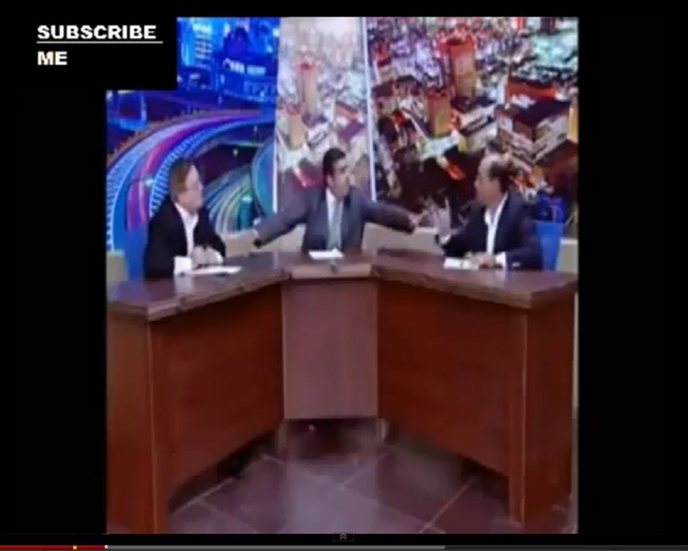 Poslanec přišel do televizní debaty s pistolí a v přímém přenosu ji vytáhl.