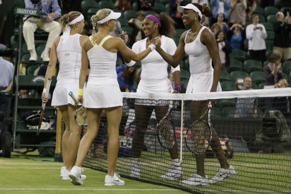 Lucie Hradecká s Andreou Hlaváčkovou gratulují sestrám Williamsovým k vítězství ve Wimbledonu.