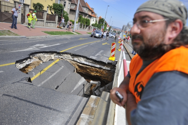 Čtyřmetrový kráter sahá do hloubky pěti metrů. Souvisí se stavbou metra?