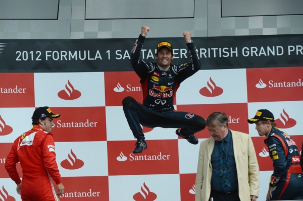 Oslavující Mark Webber.