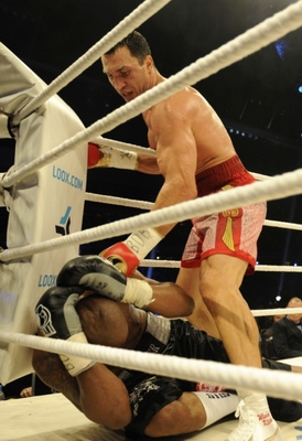 Vladimir Kličko poslal Tonyho Thompsona k zemi v šestém kole.