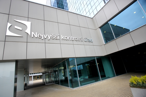 Ministerstvo zdravotnictví podle Nejvyššího kontrolního úřadu (NKÚ) porušilo v letech 2010 a 2011 termíny pro udělení dotací, jejich využití navíc téměř nekontrolovalo.