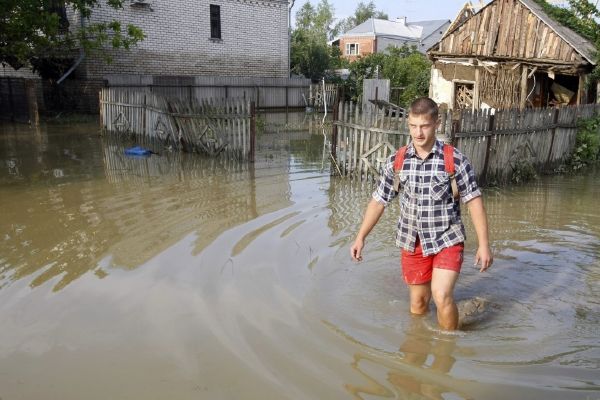 Voda v povodněmi zasažených oblastech opadává pomalu. Voda v povodněmi zasažených oblastech opadává pomalu.