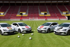 Hned se čtyřmi bundeligovými kluby navázala automobilka spolupráci. 