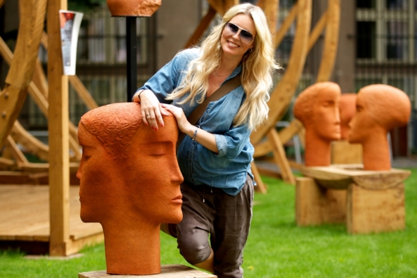 Simona Krainová obdivuje dřevěné sochy. Simona Krainová obdivuje dřevěné sochy.
