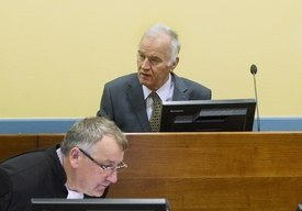 Mladić veškerá obvinění popírá.