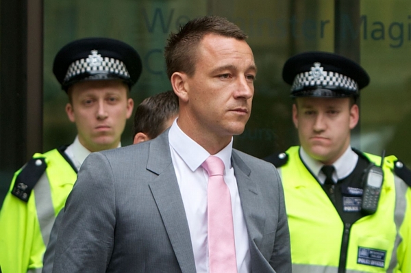 John Terry míří k soudu.