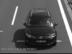 Únosce odjel vozidlem VW Sharan s odcizenou registrační značkou 3U1 4474.