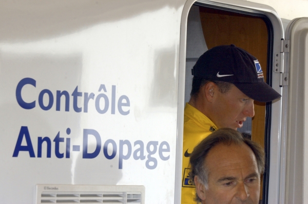 Lance Armstrong na dopingové kontrole na Tour de France v roce 2002. Lance Armstrong na dopingové kontrole na Tour de France v roce 2002.