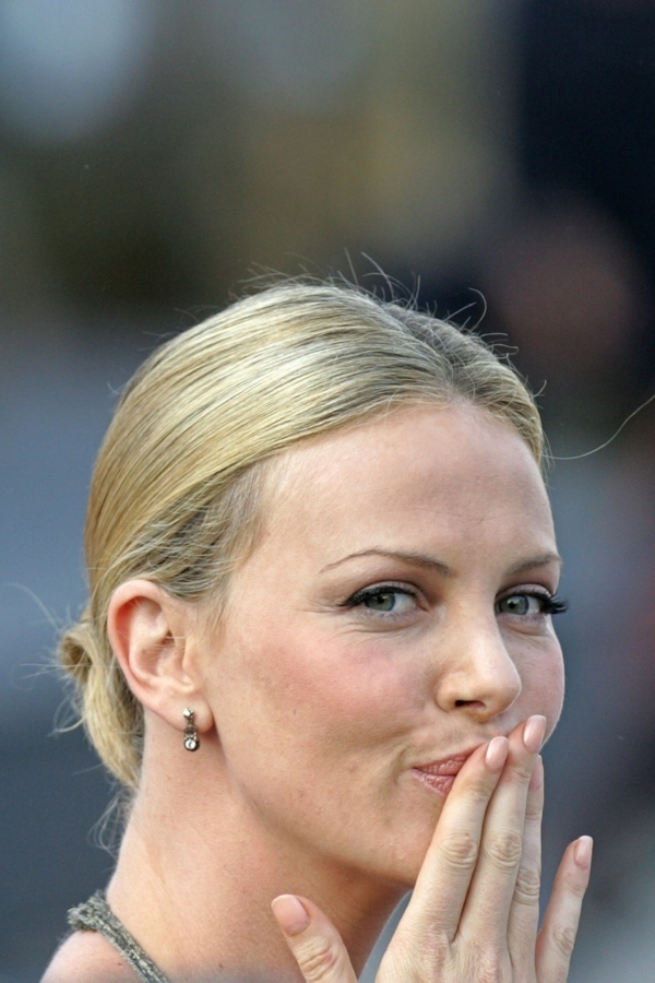 Půvabná Charlize Theronová.