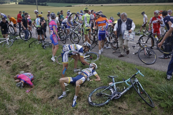 Hromadný pád v 8. etapě Tour de France zasáhl téměř polovinu pelotonu. Někteří už na kolo znovu nesedli. Hromadný pád v 8. etapě Tour de France zasáhl téměř polovinu pelotonu. Někteří už na kolo znovu nesedli.