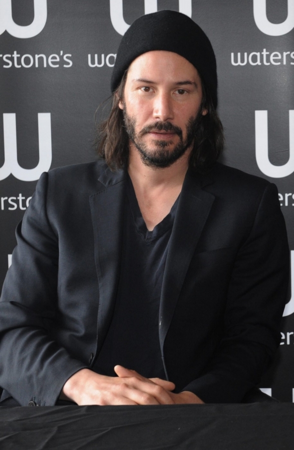 Americký herec Keanu Reeves během autogramiády své nové knihy Óda na štěstí v roce 2011. Vousy mu rozhodně sluší.