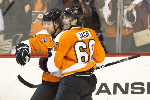 Jaromír Jágr a Claude Giroux. Duo, které bavilo celou NHL, se po Jágrově odchodu rozpadá. Jaromír Jágr a Claude Giroux. Duo, které bavilo celou NHL, se po Jágrově odchodu rozpadá.