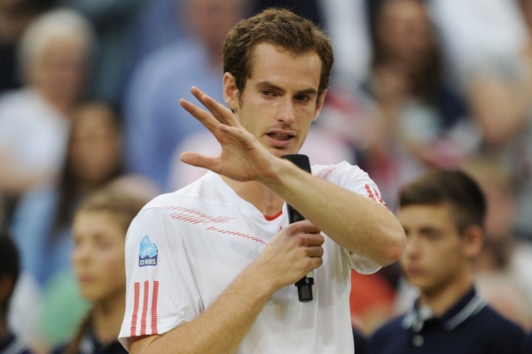 Andy Murray mluví k divákům po prohraném finále Wimbledonu. Andy Murray mluví k divákům po prohraném finále Wimbledonu.